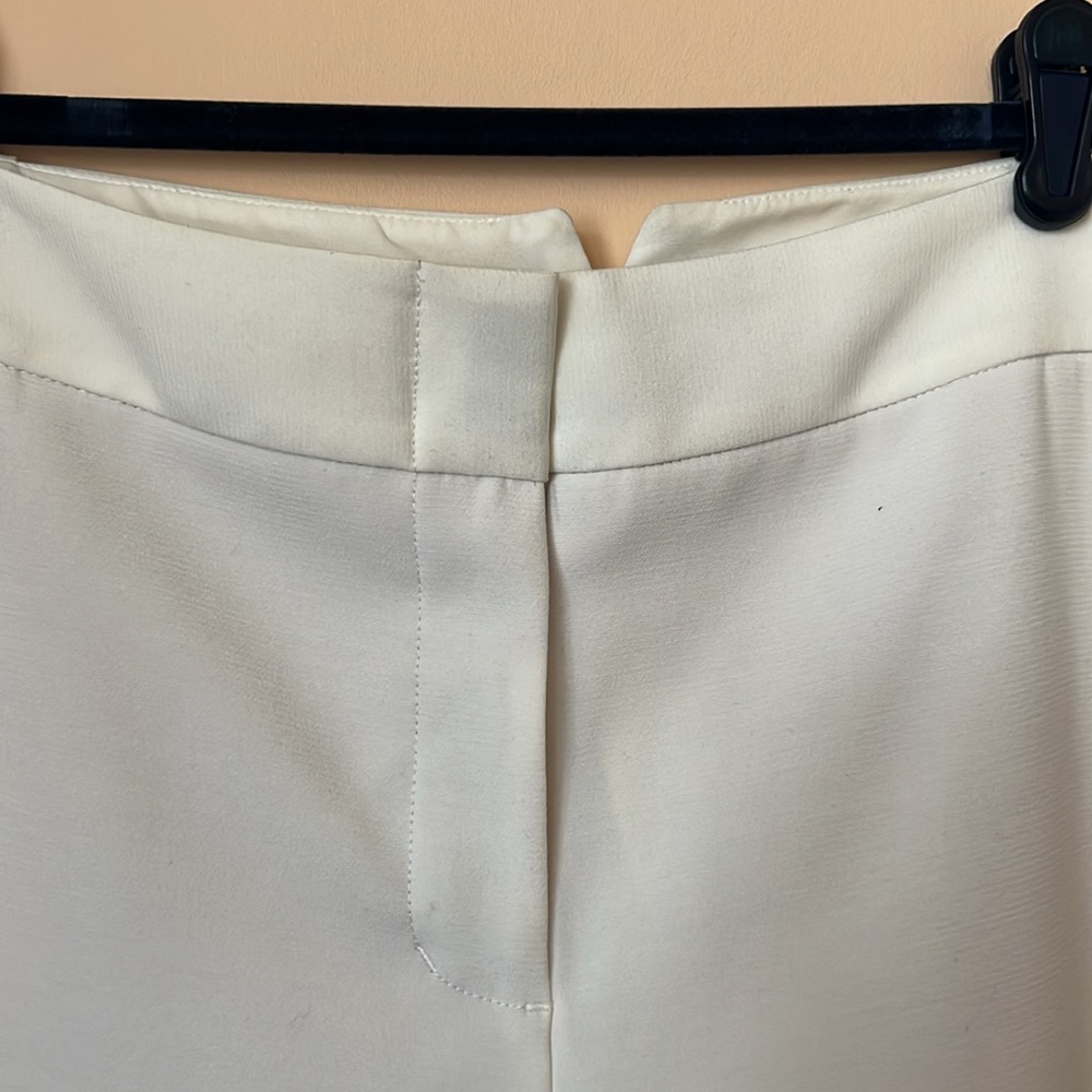 BCBGMAXAZRIA white trousers with ankle-slit
Size 6